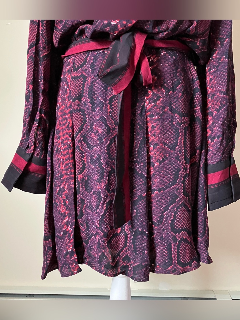 Reiss Aurora Burgundy Snake Print Flippy Belted Knee Length Dress size 10 - Picture 8 of 10